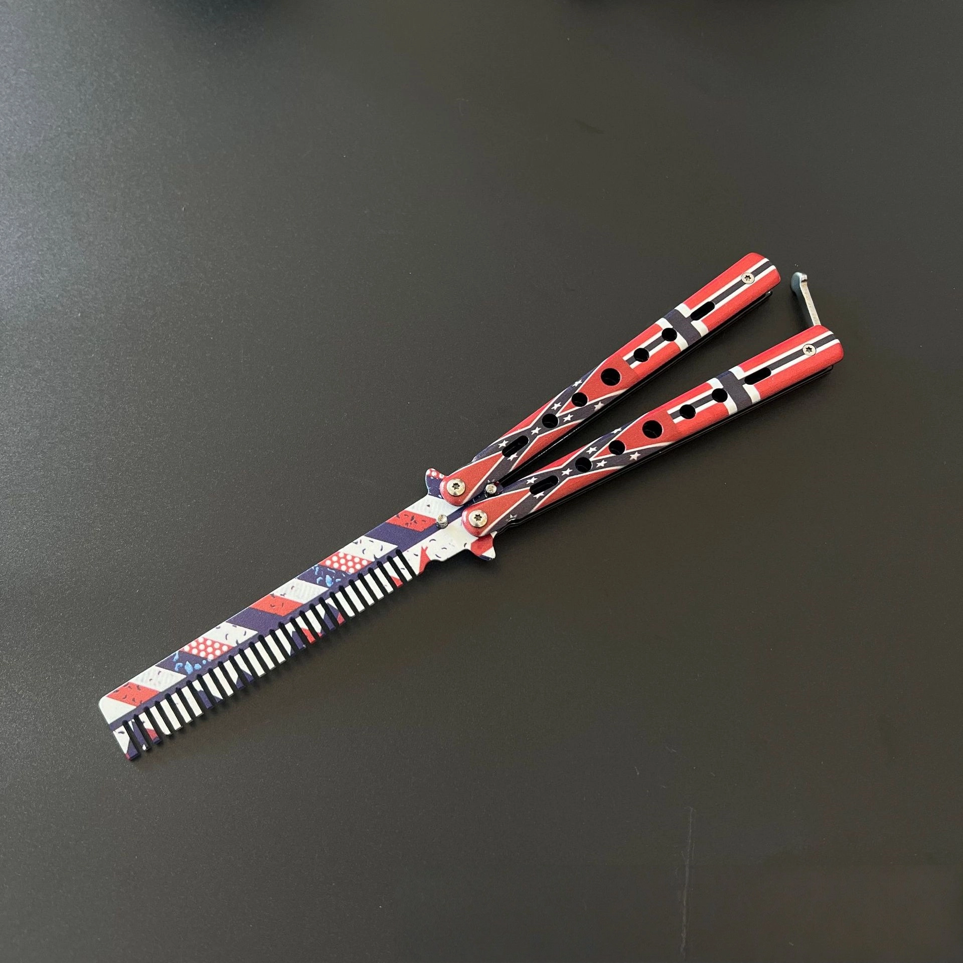 悦米乐 超多款式蝴蝶梳子折叠梳 色彩绚丽工艺精良把玩收藏皆可 设计亮眼多色可选 练习甩手刀未开刃便携训练刀 成品模型