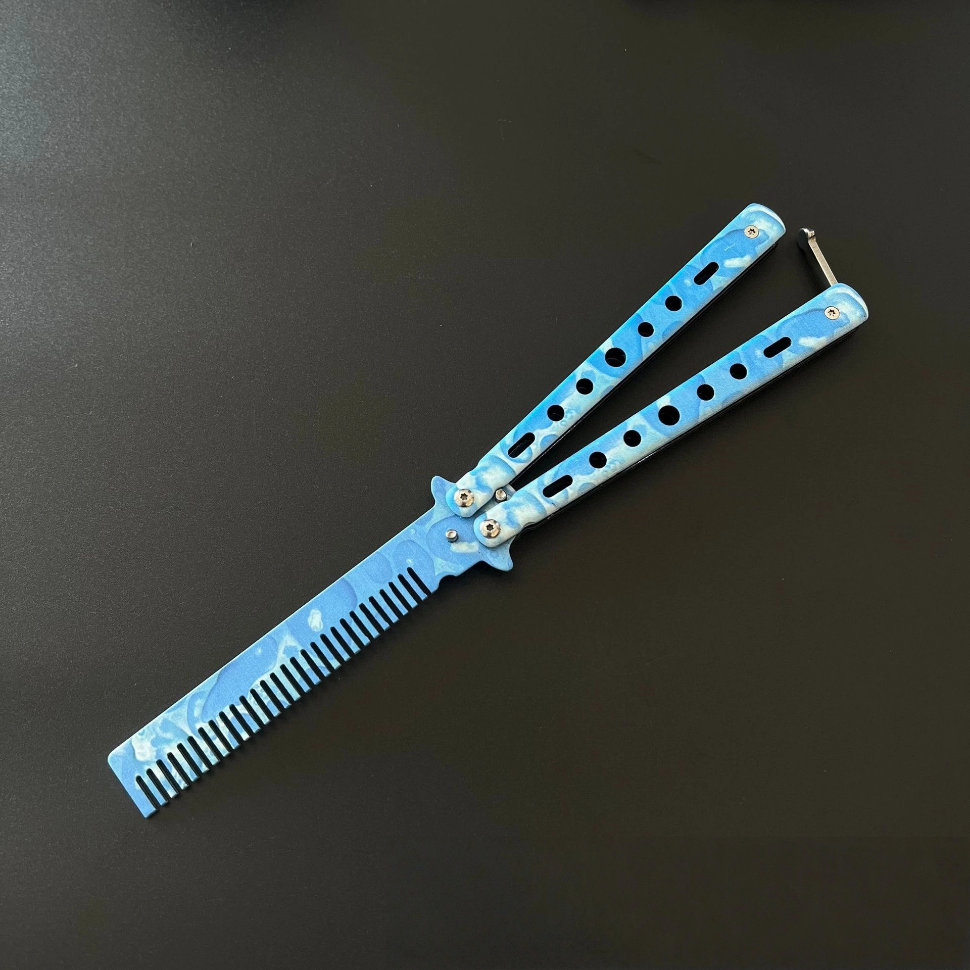 悦米乐 超多款式蝴蝶梳子折叠梳 色彩绚丽工艺精良把玩收藏皆可 设计亮眼多色可选 练习甩手刀未开刃便携训练刀 成品模型