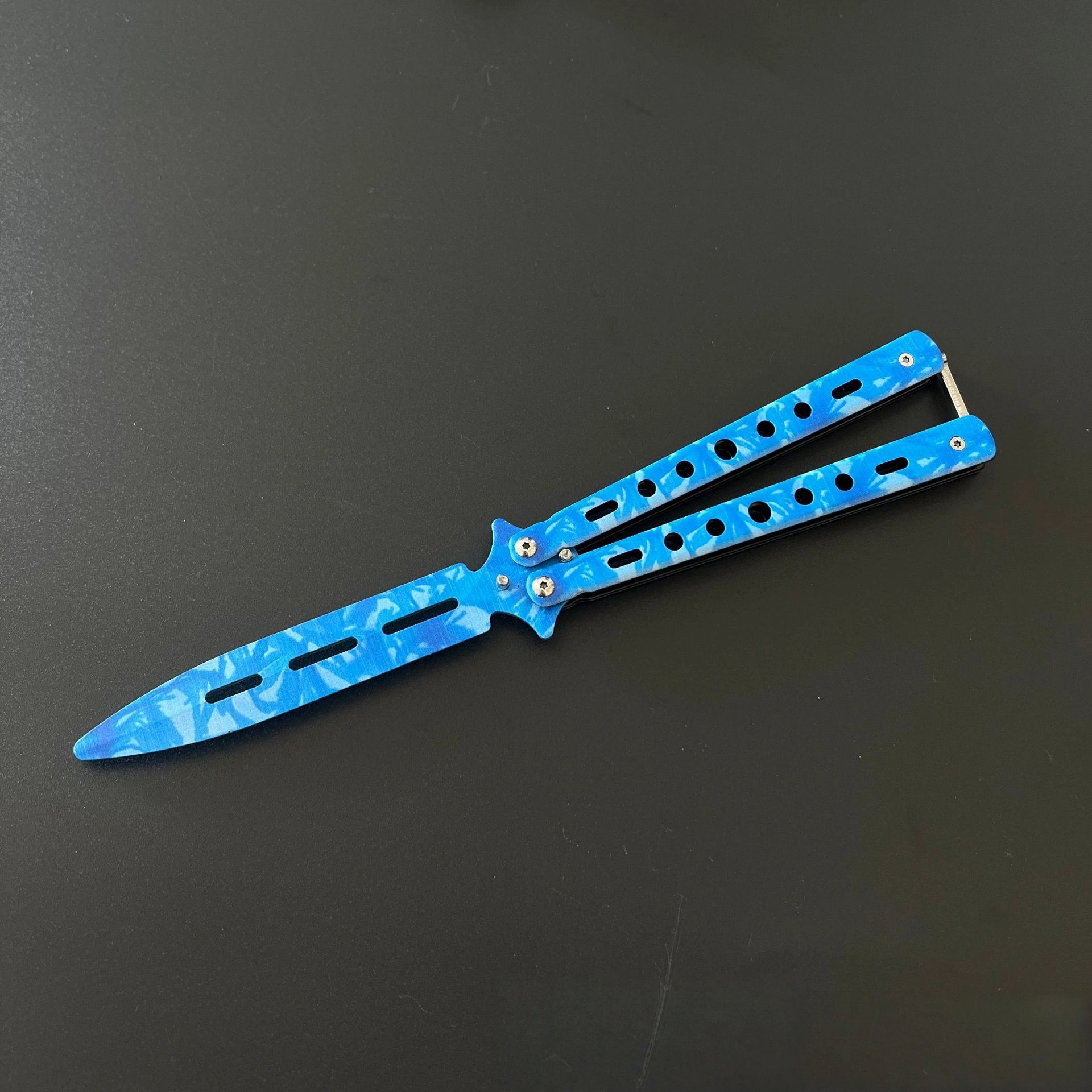 悦米乐 未开刃蝴蝶刀练习用甩手刀手部运动训练蝴蝶游戏玩具双尖 成品模型