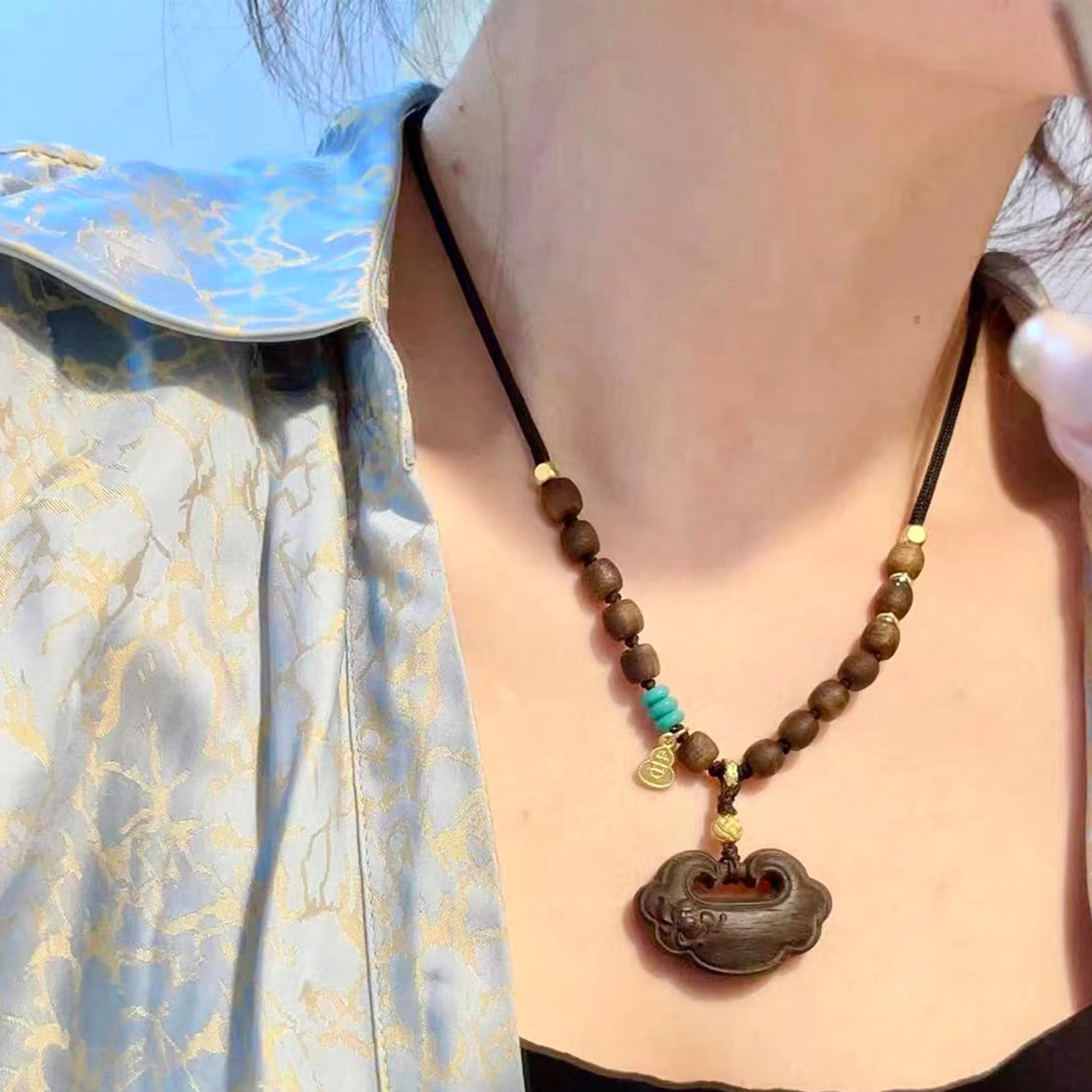 晶城购 吉祥如意 新中式国风雕刻荷花如意锁 复古檀香编绳 手工精编复古 檀木 项链 男女同款情侣款