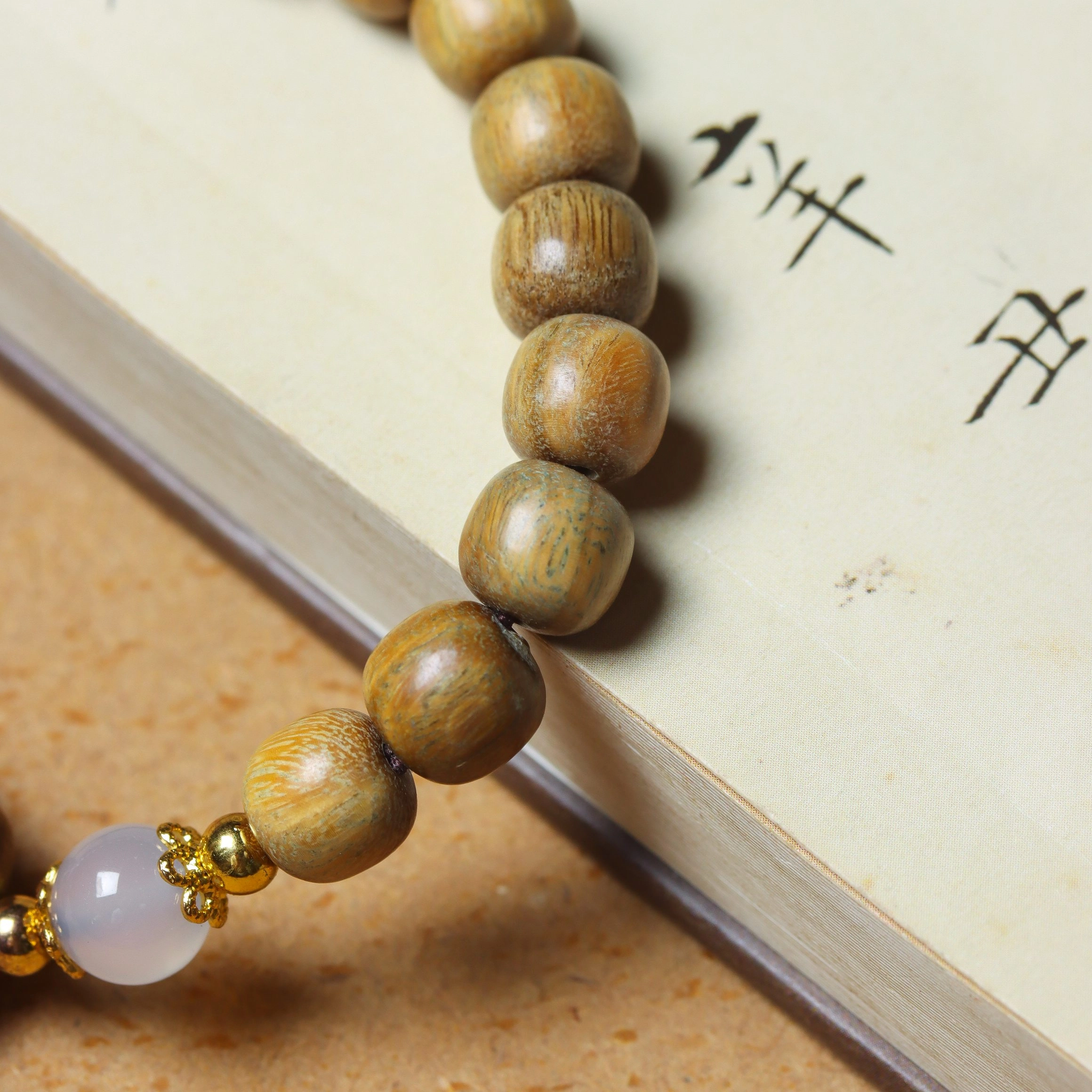 【六字箴言】 芳缘小傅 文玩佛珠转运珠新中式国风纳福有钱花串珠 高级感气质森系小众藏式老型单圈桶珠#好运 绿檀 木作手串 男女同款情侣款