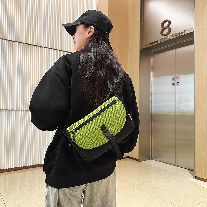 小众设计日常休闲通勤质感胸包运动出行旅行邮差包骑行包小方包 尼龙 斜挎包 男女同款情侣款 多色