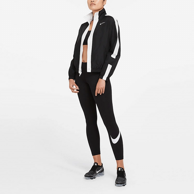 Nike Sportswear Essential Swoosh Logo