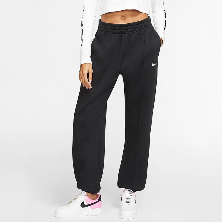 Nike Sportswear Essential logo