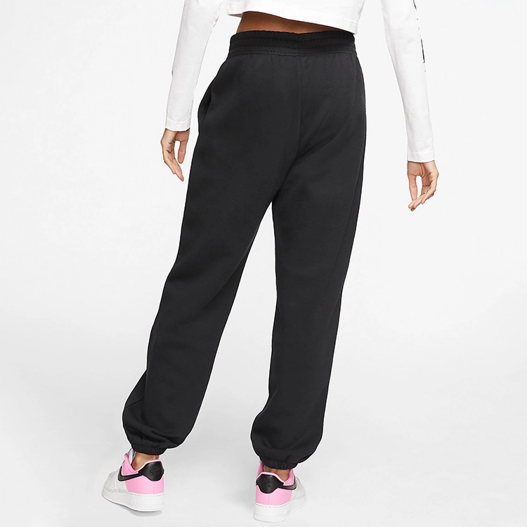 Nike Sportswear Essential logo