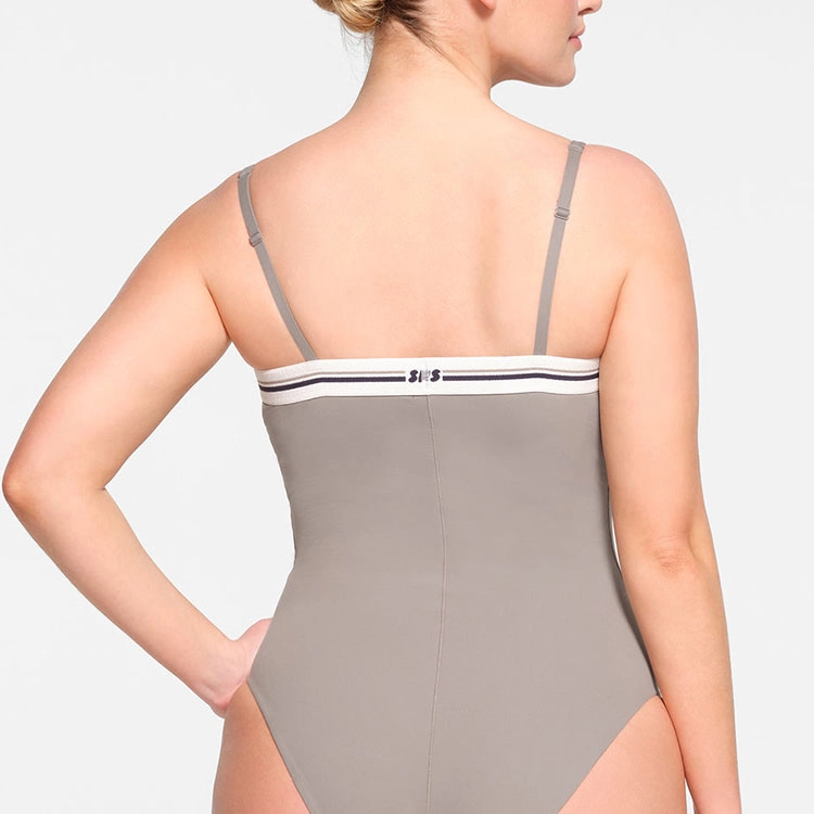 SKIMS FITS EVERYBODY LOGO STRAIGHT NECK BODYSUIT LOGO SMOKE