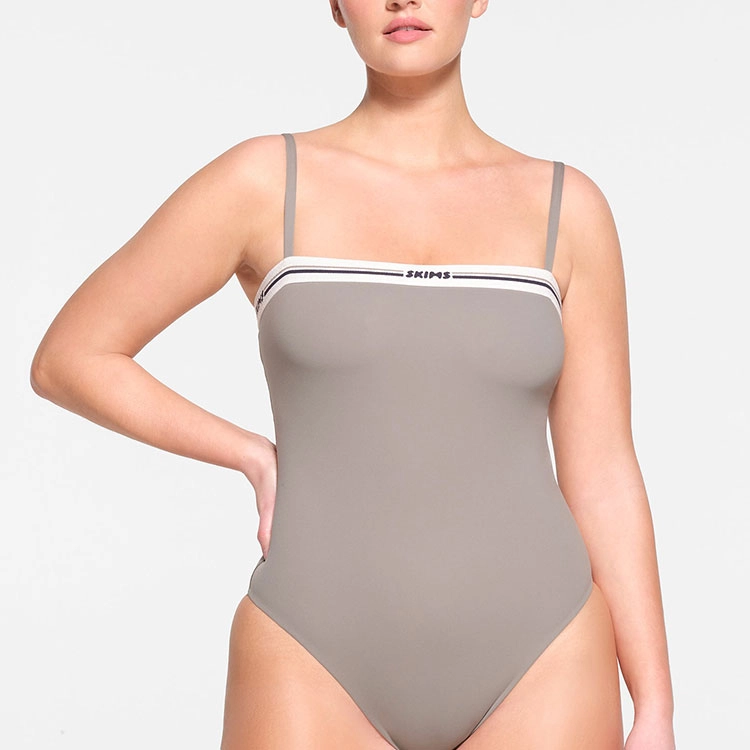 SKIMS FITS EVERYBODY LOGO STRAIGHT NECK BODYSUIT LOGO SMOKE