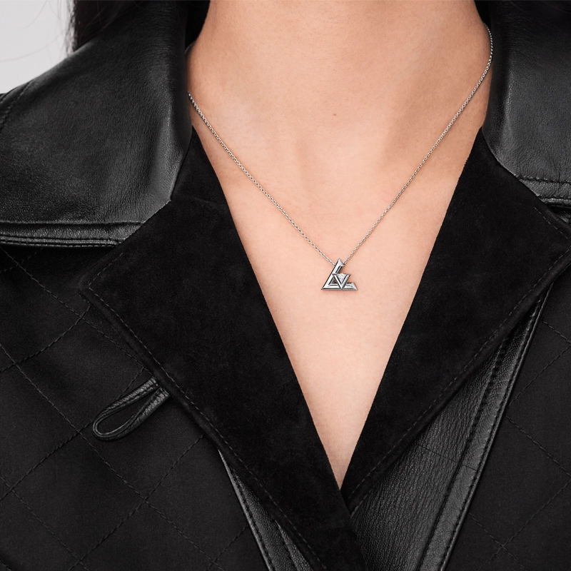 LOUIS VUITTON Logo 18K