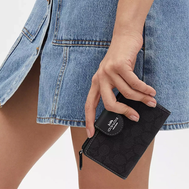 COACH Corner Zip 13 Logo