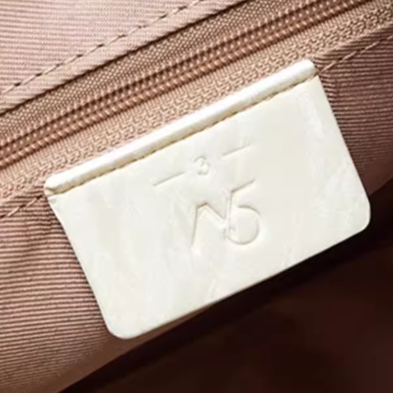 15 MINS logo Tote