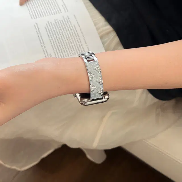 潮流腕 表带 苹果适用 金属材质 镶钻鎏金可调节表带三叶手镯夏日男女通用
