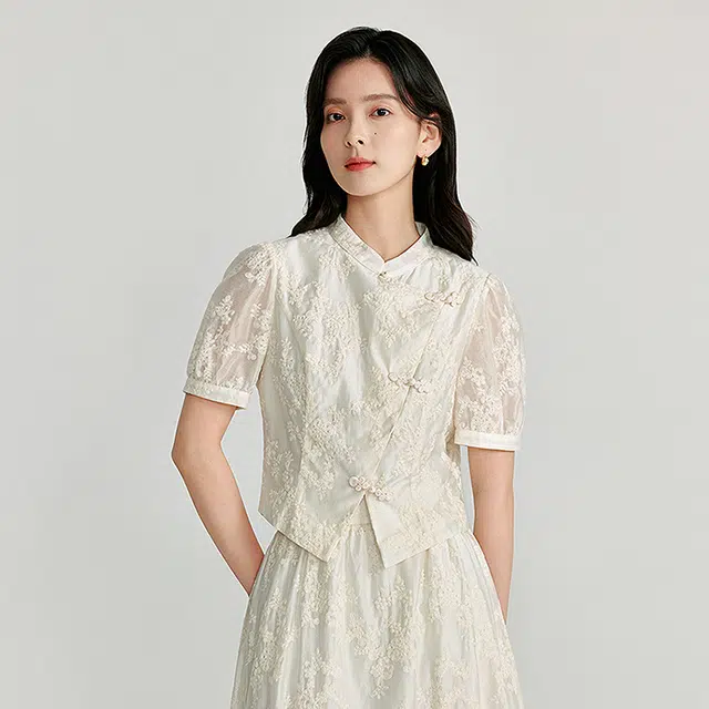 茵曼 新中式盘扣国风设计感立领泡泡袖刺绣短袖衬衫 女款 梨花杏