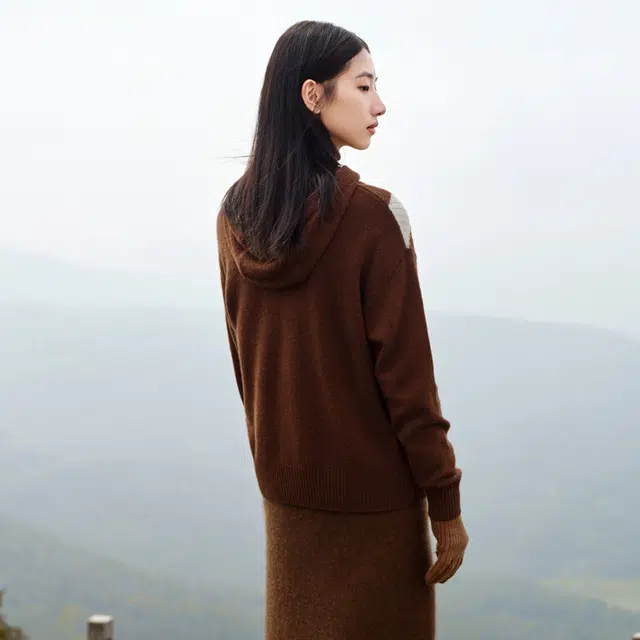 玖姿安娜蔻 美拉德热巧阔版连帽休闲毛衣 女款 咖啡