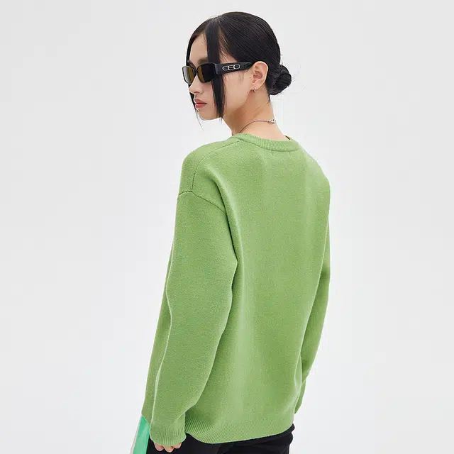 美特斯邦威 简约字母植物花卉提花时尚宽松圆领休闲长袖针织衫 女款