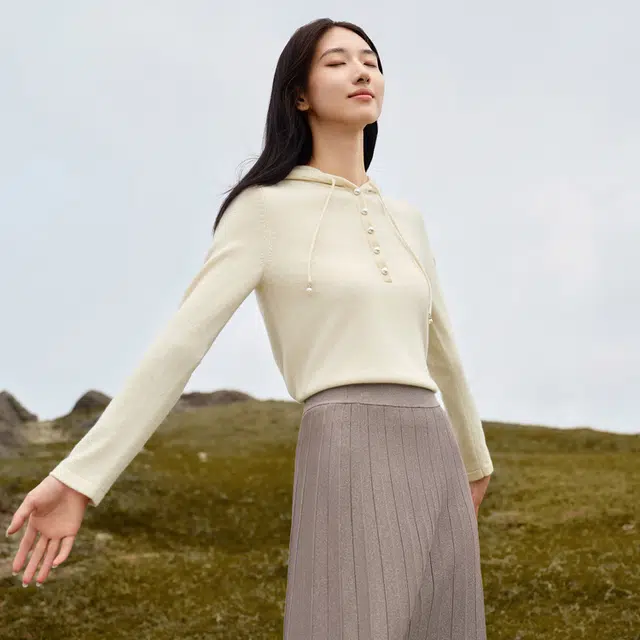 玖姿安娜蔻 珍珠糖简约连帽舒适毛衣 女款