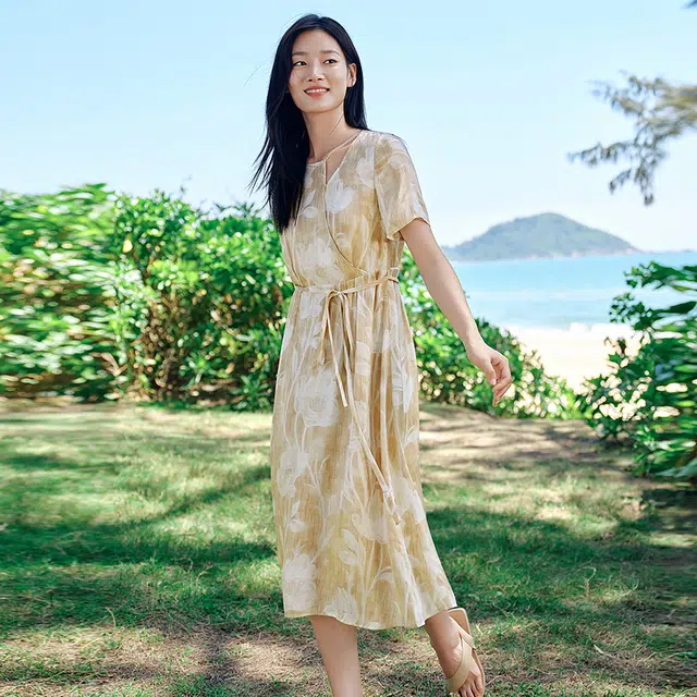 玖姿安娜蔻 温柔气质假日风流光印花收腰套头短袖连衣裙 女款 花驼色