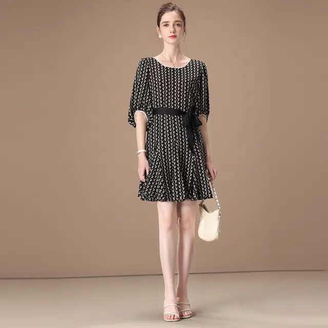 粉红玛琍 春,夏,秋 气质休闲舒适圆领五分袖短袖连衣裙 收腰 女款 黑色