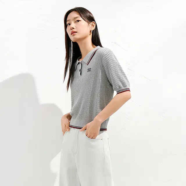 玖姿安娜蔻 时尚简约舒适百搭翻领短袖针织衫 女款