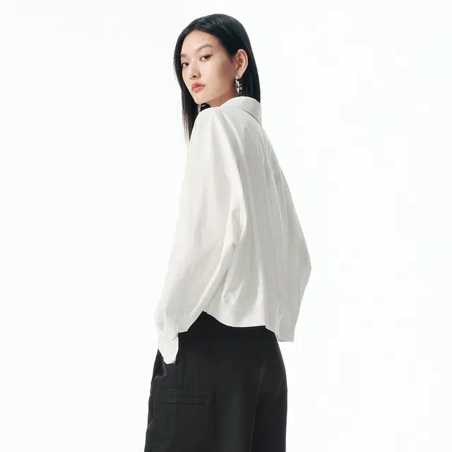 太平鸟 百搭简洁时尚拉链式翻领短款长袖衬衫 女款
