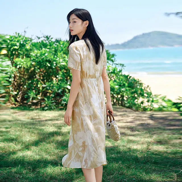玖姿安娜蔻 温柔气质假日风流光印花收腰套头短袖连衣裙 女款 花驼色