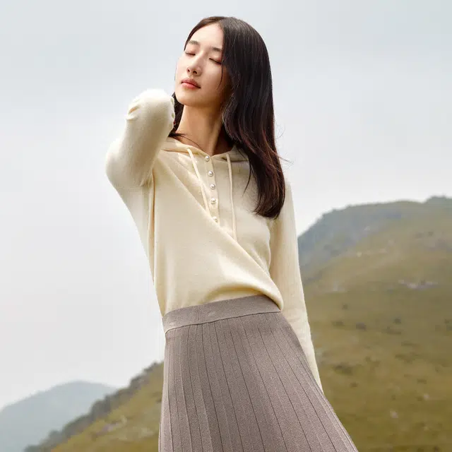 玖姿安娜蔻 珍珠糖简约连帽舒适毛衣 女款