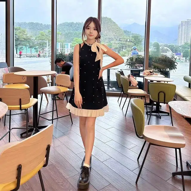 COMMA GIRL