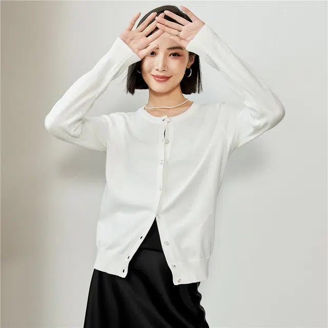 佐丹奴 圆领纯色单排扣舒适通勤针织衫 女款