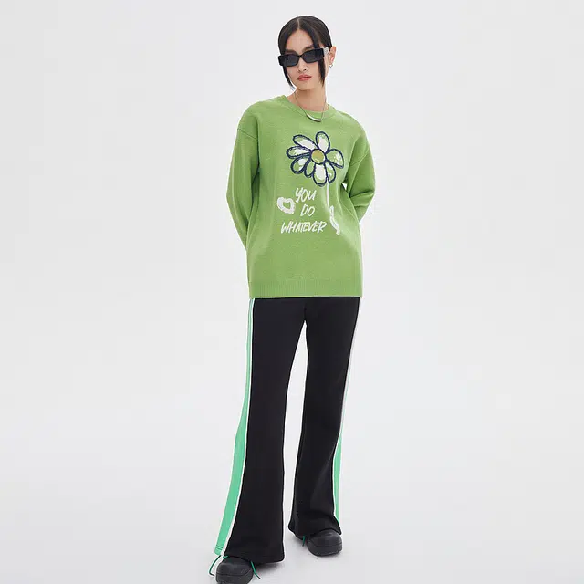 美特斯邦威 简约字母植物花卉提花时尚宽松圆领休闲长袖针织衫 女款