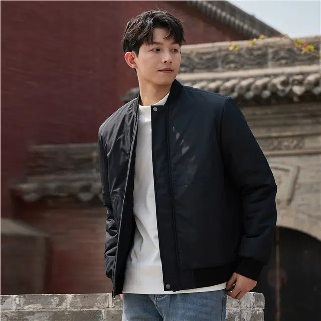 佐丹奴 棒球领斜口袋梭织飞行员夹克棉服 男款