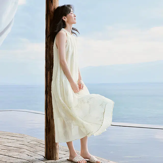 茵曼 纯色简约舒适无袖连衣裙 女款 梨花杏