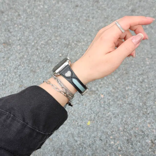 卫欣 苹果适用 手表表带 牛皮材质 镂空磁吸扣男女通用