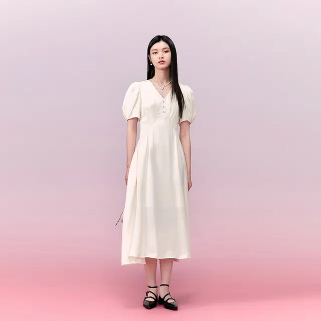 太平鸟女装 纯色薄款泡泡袖气质连衣裙 女款