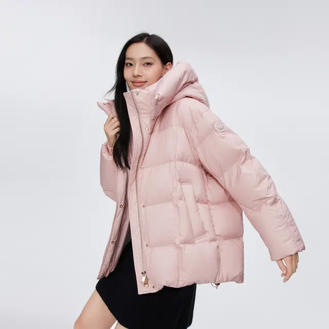 波司登 黑金系列 甜酷风格可盐可甜纯色连帽羽绒服 女款