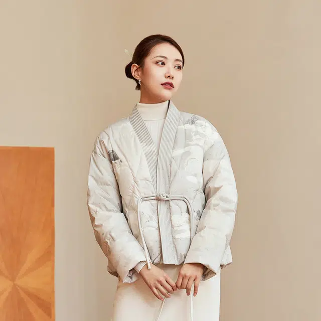 波司登 提花盘口斜门襟图案印花长袖羽绒服 女款