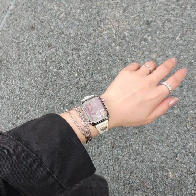卫欣 苹果适用 手表表带 牛皮材质 镂空磁吸扣男女通用