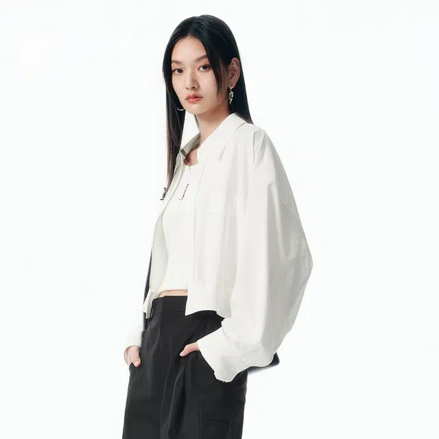 太平鸟 百搭简洁时尚拉链式翻领短款长袖衬衫 女款
