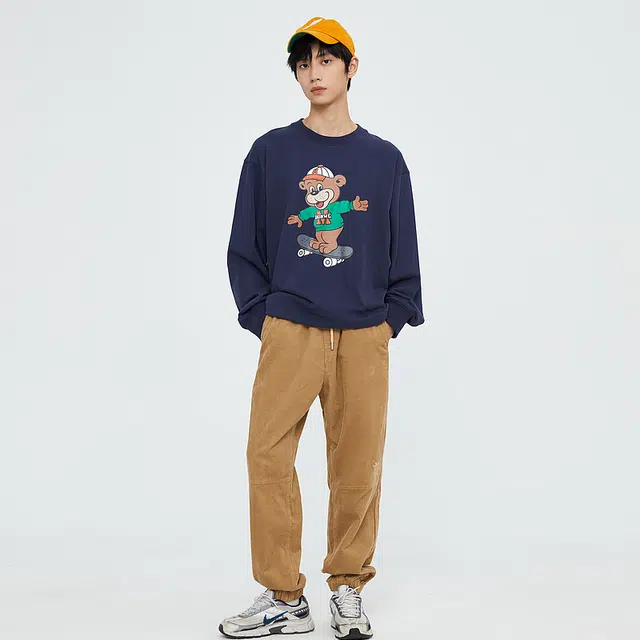 美特斯邦威 卡通印花宽松圆领套头卫衣 男款