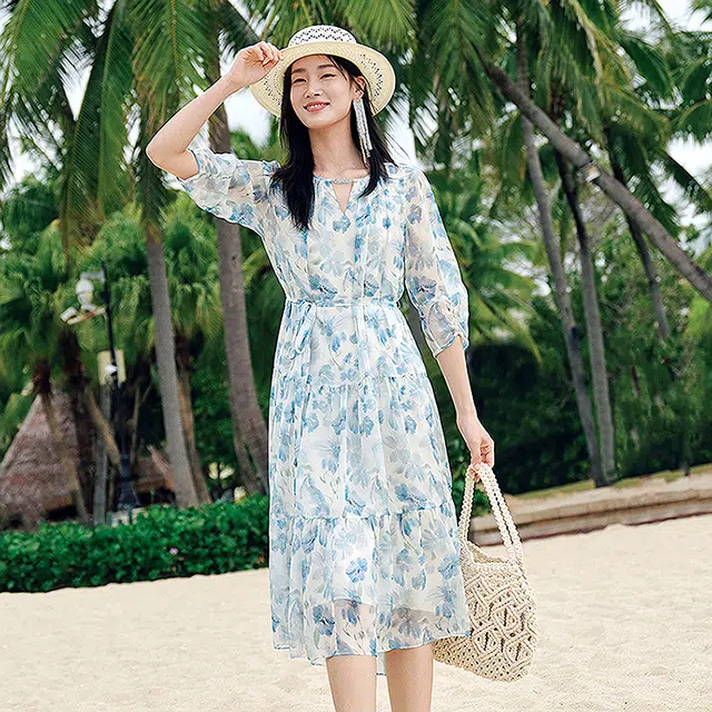 玖姿安娜蔻 度假风印花雪纺收腰中长插肩七分袖长袖连衣裙 女款 花浅蓝