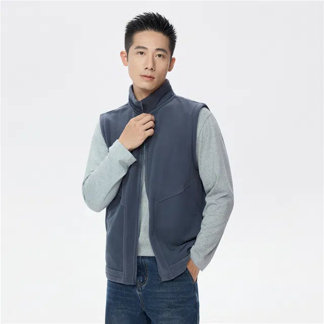 佐丹奴 摇粒绒针梭织拼接口袋立领外套马甲 男款