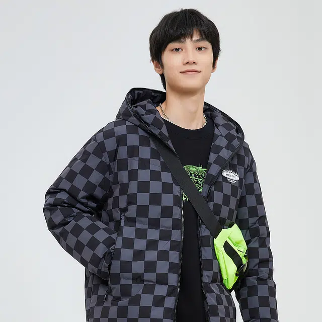 美特斯邦威 棋盘格印花满印连帽保暖羽绒服 男款