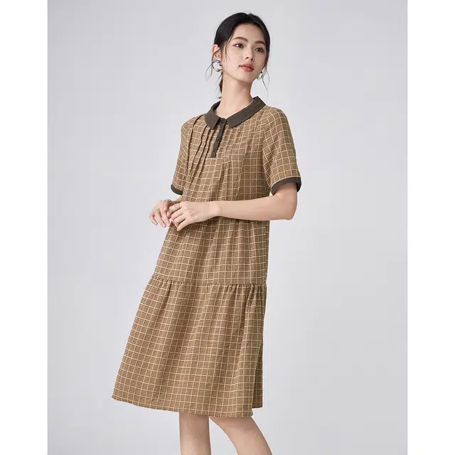 爱依莲 格纹宽松时尚设计感休闲气质显瘦拼色翻领短袖连衣裙 女款 卡其色