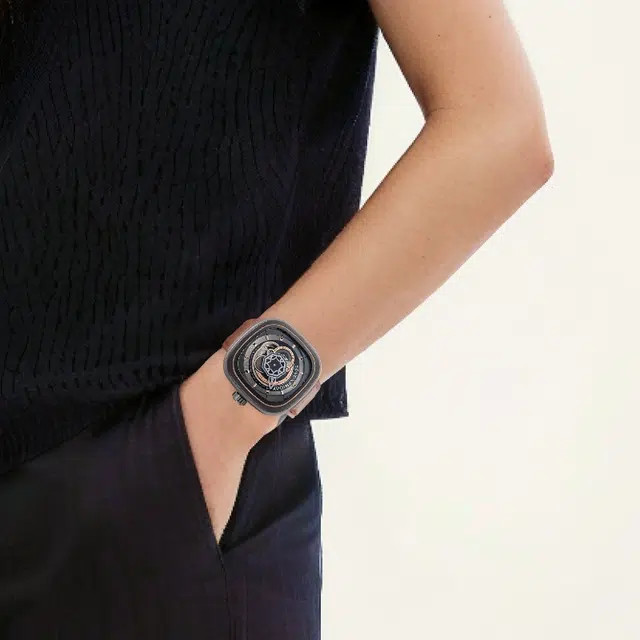 SEVENFRIDAY 30 47.6mm