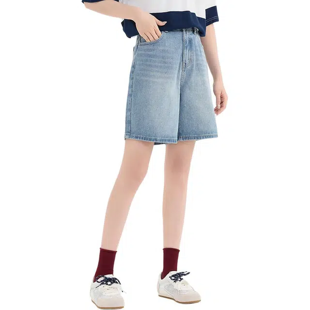 三福 宽松直筒浅蓝色高腰牛仔短裤 女款