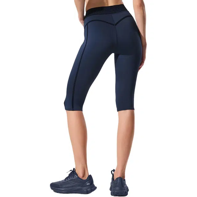 alo yoga Airlift Line Up
