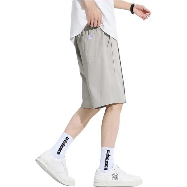 潮人榜 美式复古潮牌竖条褶皱设计高级感冰丝凉感日常通勤简约时尚百搭五分抽绳休闲短裤 男款