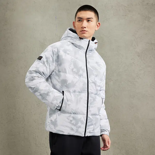 特步 运动休闲拉链满印连帽外套保暖羽绒服 男款