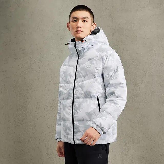 特步 运动休闲拉链满印连帽外套保暖羽绒服 男款
