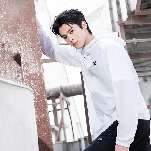 特步 跑步系列 纯色拉链连帽透气百搭运动风衣 男款 珍珠白