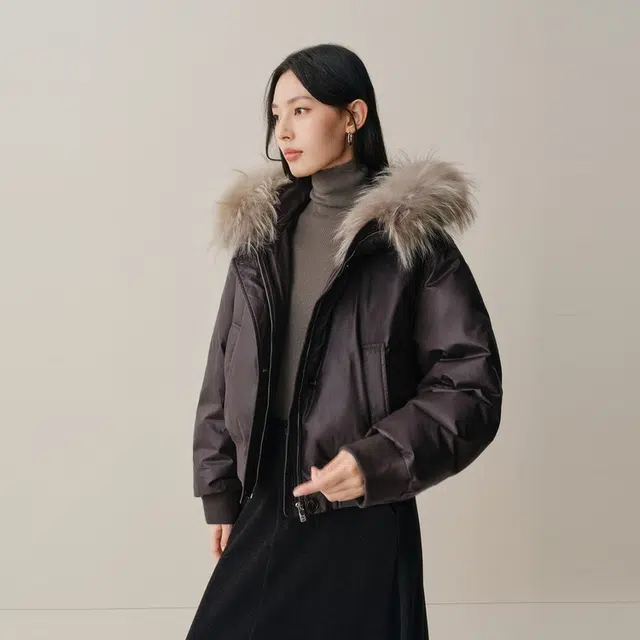 太平鸟 时尚保暖设计感可拆卸貉子毛领白鸭绒外套短款羽绒服 女款