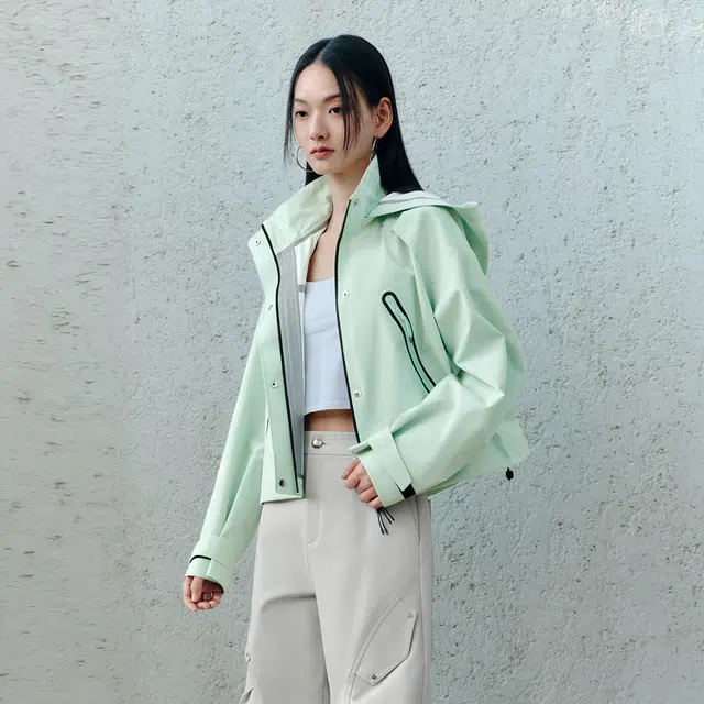 太平鸟 纯色合身适中长袖连帽截短外套 女款 雾玉绿